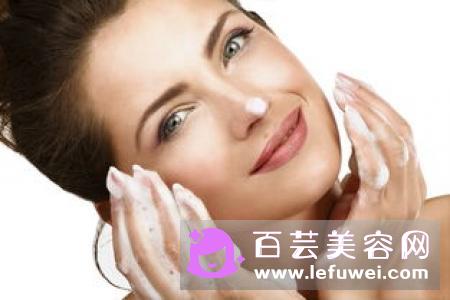 脸上冒油是什么原因 是缺水吗
