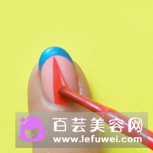 迪斯尼美甲教程图解:指甲涂上指甲油细笔打造出不同造型的造型!