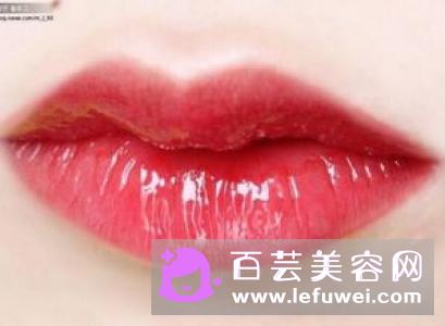 嘴唇干用口红还是唇釉 口红和唇釉哪个更好涂