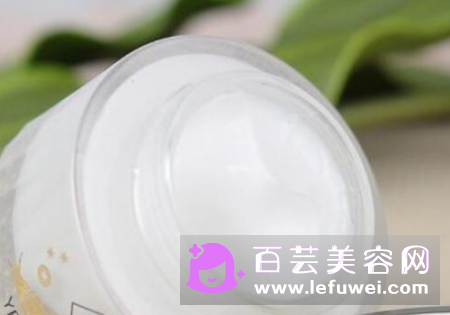 面霜抹上刺痛一会消失 护肤品擦了粘粘的好吗