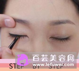 内双眼皮怎么画眼线 眼尾眼线要拉长多少