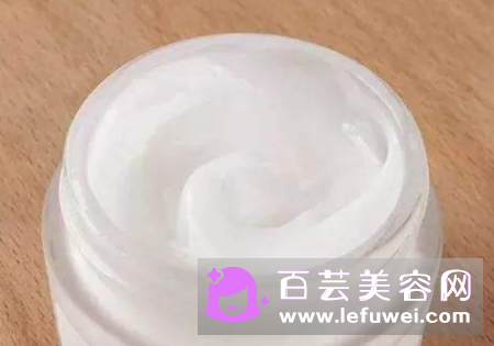 面霜抹上刺痛一会消失 护肤品擦了粘粘的好吗