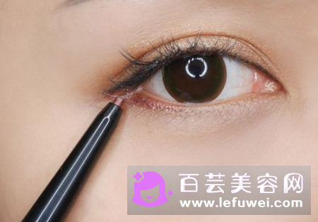 裸妆用什么颜色眼线笔?