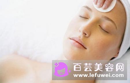 盐水洗脸早上好还是晚上好?脸上过敏不可以用盐水洗脸吗!