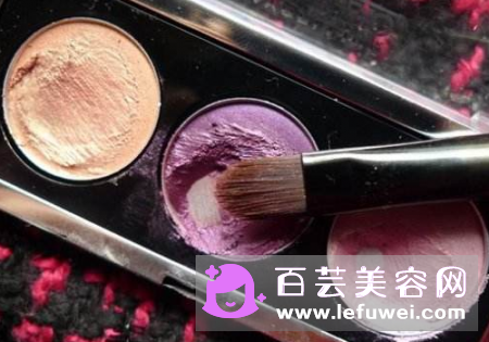 粉状眼影和眼影膏哪个好有什么区别