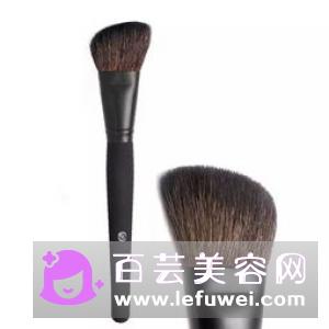 修容膏用什么刷子 和修容棒哪个好用