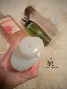 爽肤水用化妆棉好还是用手拍好?含酒精好不好