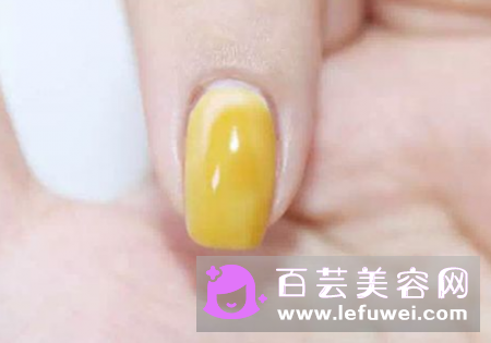 甲胶油为什么要用烤灯 沾皮肤上了怎么办