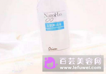 化妆水透明好还是有颜色 能保湿吗