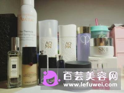 化妆水透明好还是有颜色 能保湿吗