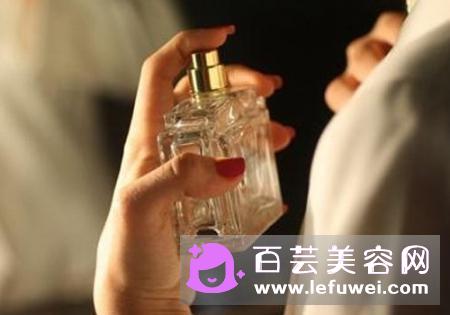 香水喷到脸上去了怎么办 是喷在衣服上还是身体上